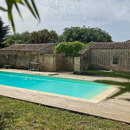 Stunning In Geay (Charente-Maritime)